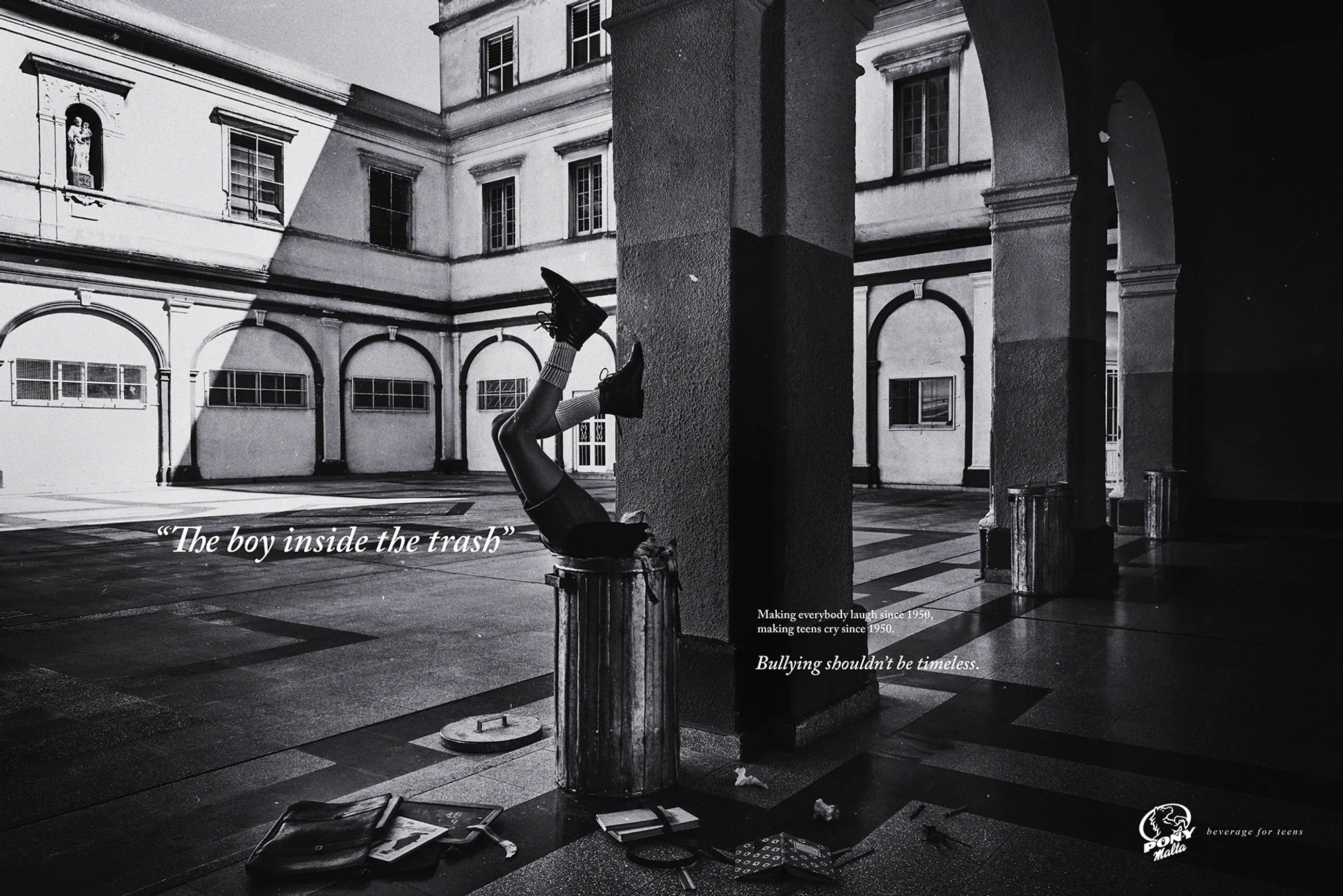 Campaign image in black and white: The boy inside the trash